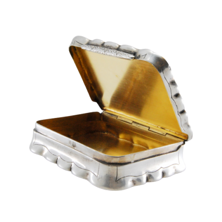Caixa de rapé em prata com gravados cinzelados, interior dourado e tampa guilhochada.